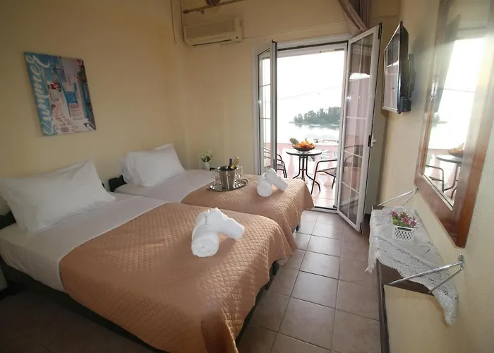 Batis Breeze Bed and Breakfast Πέραμα