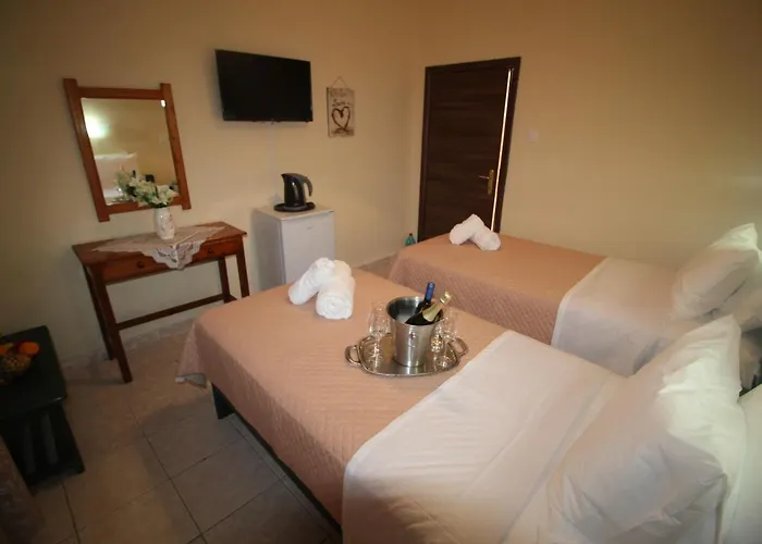 Batis Breeze Bed and Breakfast Πέραμα